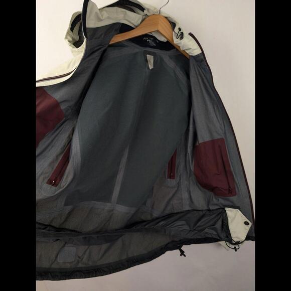 [SOLD] ARC'TERYX 2010 Womens US M SCARABEE Recco Ski Jacket Shell White Tea GTX - Picture 15 of 15